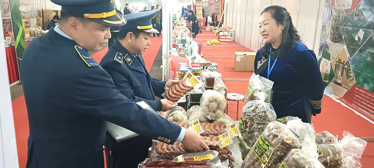 Kiểm tra thị trường h&agrave;ng h&oacute;a