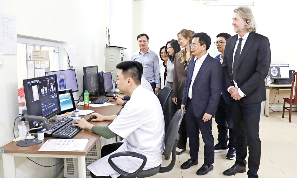 Đo&agrave;n c&ocirc;ng t&aacute;c đến từ Thụy Điển tham quan m&ocirc; h&igrave;nh bệnh &aacute;n điện tử tại Bệnh viện Đa khoa Bắc Ninh số 1.
