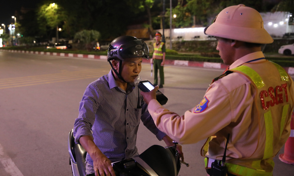 Cảnh s&aacute;t giao th&ocirc;ng kiểm tra nồng độ cồn người điều khiển xe m&aacute;y ở phường Bắc Giang.