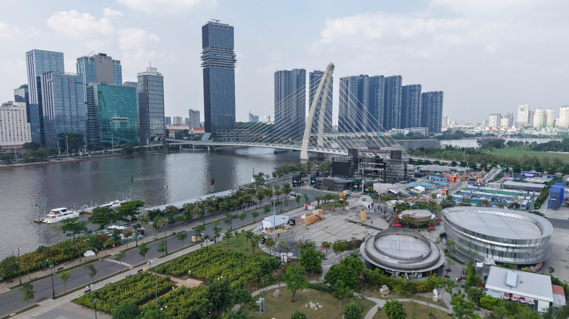 Khu tổ hợp vui chơi, giải tr&iacute;, ẩm thực tại C&ocirc;ng vi&ecirc;n Bờ s&ocirc;ng S&agrave;i G&ograve;n