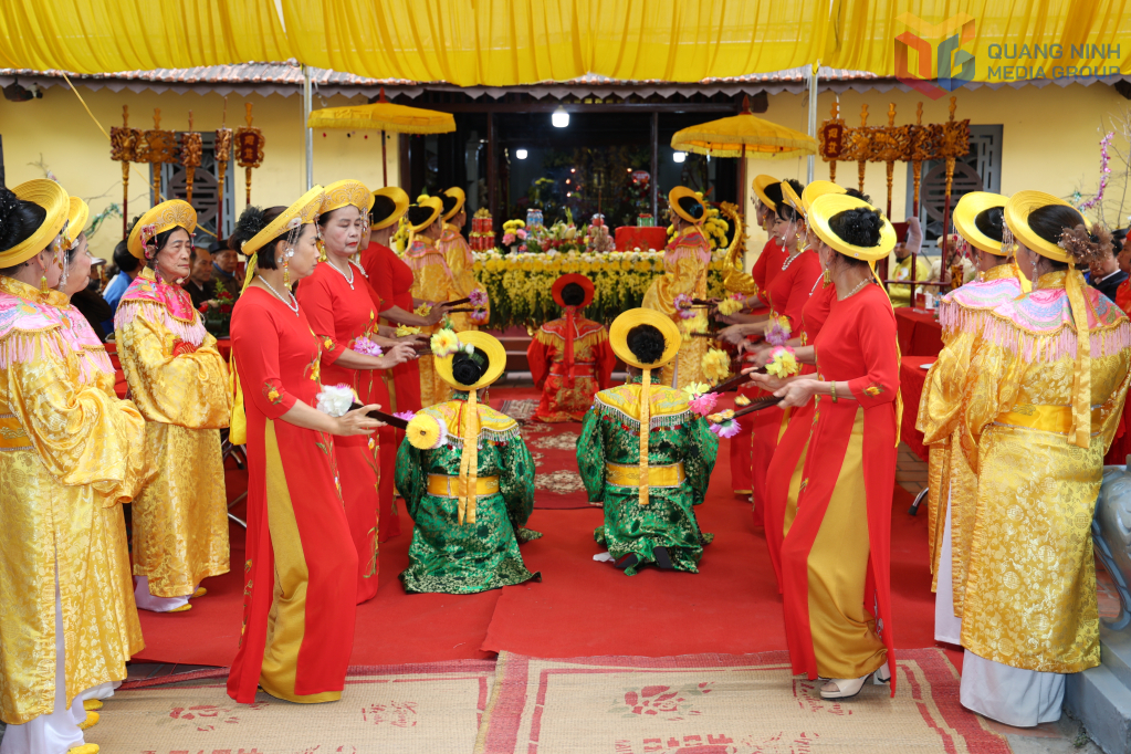 Tế thần tại s&acirc;n đ&igrave;nh