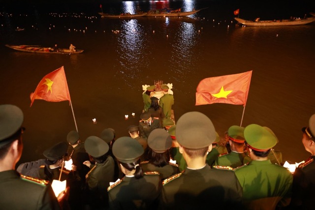 Lễ hoa đăng tr&ecirc;n s&ocirc;ng Thạch H&atilde;n khắc ghi đạo l&yacute; uống nước nhớ nguồn.