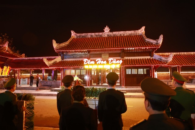 C&ocirc;ng an Quảng Trị tổ chức lễ tri &acirc;n c&aacute;c liệt sĩ tại Th&agrave;nh cổ.