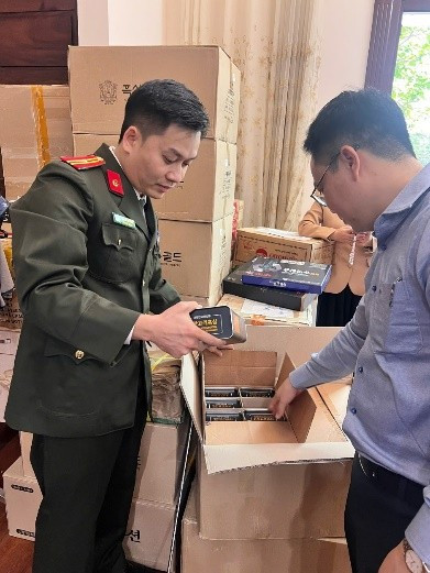 Lực lượng chức năng kiểm tra kho hàng của công ty