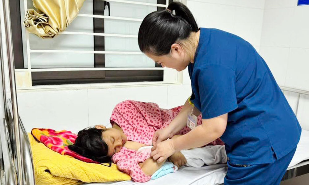 Nh&acirc;n vi&ecirc;n y tế B&ecirc;nh viện Đa khoa Bắc Ninh số 1 chăm s&oacute;c bệnh nh&acirc;n.