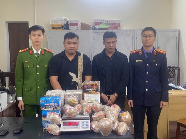 Đối tượng và tang vật thu giữ được trong vụ án. Đối tượng và tang vật thu giữ được trong vụ án.