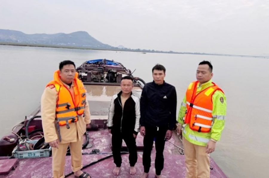 Hà Tĩnh: Khai thác cát trái phép, một một chủ thuyền bị phạt 210 triệu đồng