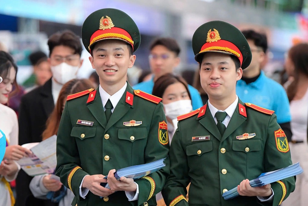 Học vi&ecirc;n trường qu&acirc;n đội tham gia tư vấn tuyển sinh. Ảnh: L&ecirc; Linh