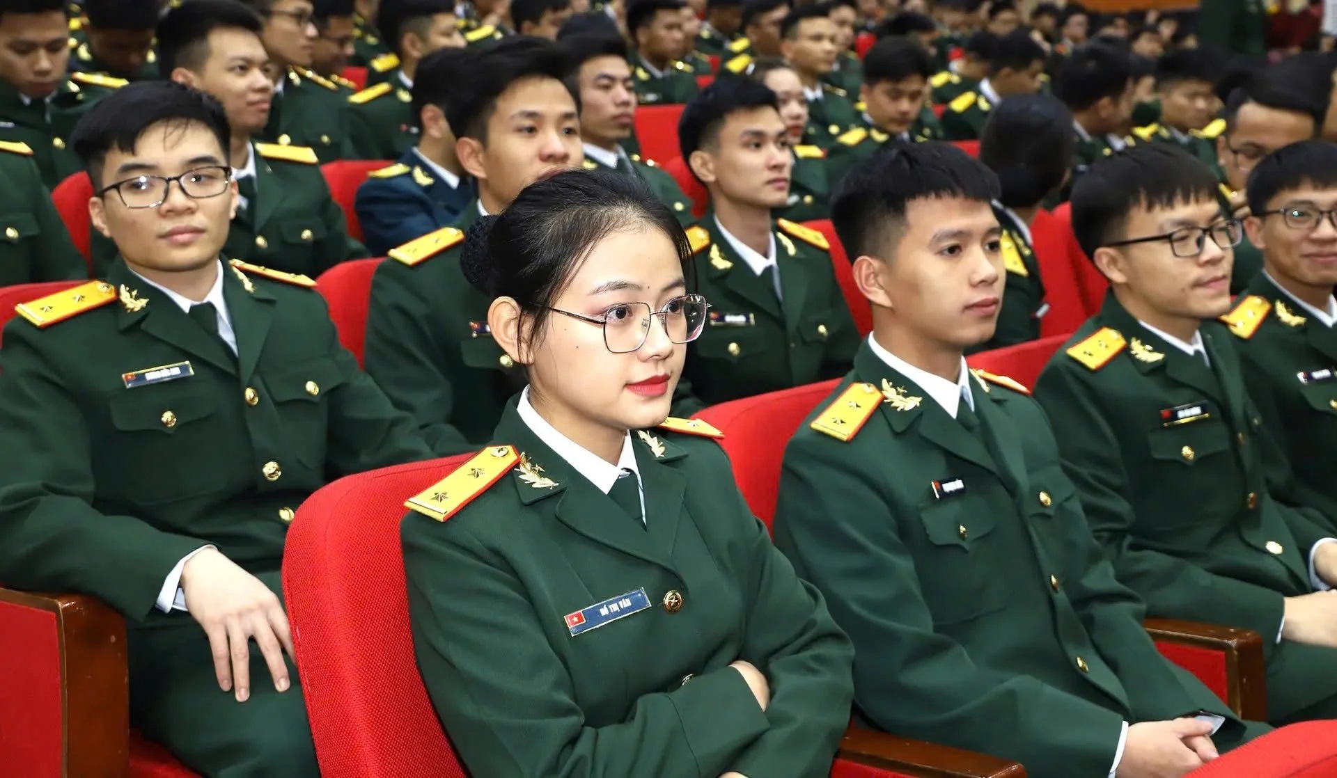 Sinh viên tốt nghiệp xuất sắc được hưởng chế độ phụ cấp cao khi vào Quân đội