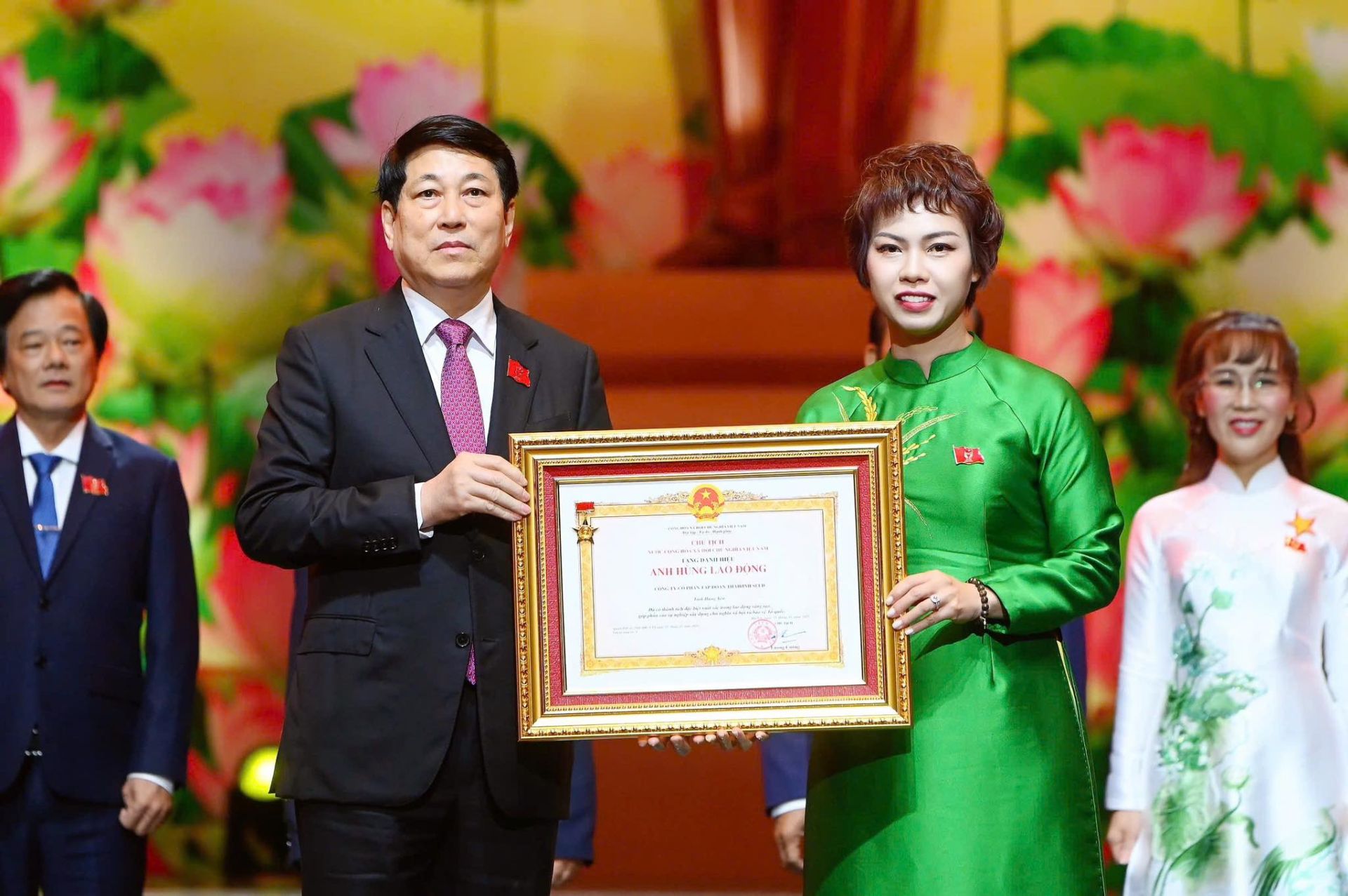 B&agrave; Trần Thị Tr&agrave;, Tổng Gi&aacute;m đốc thay mặt C&ocirc;ng ty cổ phần Tập đo&agrave;n ThaiBinh Seed nhận Danh hiệu Anh h&ugrave;ng Lao động từ Chủ tịch nước Lương Cường