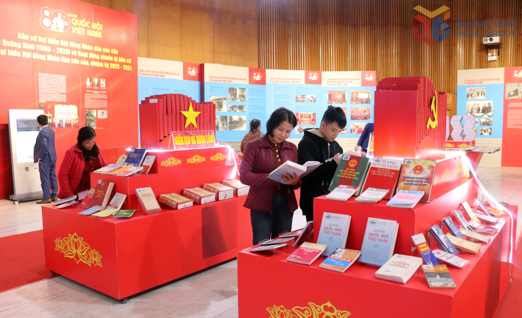 Kh&ocirc;ng gian Triển l&atilde;m ảnh, tư liệu, s&aacute;ch, b&aacute;o, tạp ch&iacute;, tranh cổ động tấm lớn, trưng b&agrave;y chuy&ecirc;n đề về 80 năm Quốc hội Việt Nam được bố tr&iacute; khoa học với nhiều tư liệu, hiện vật phong ph&uacute;