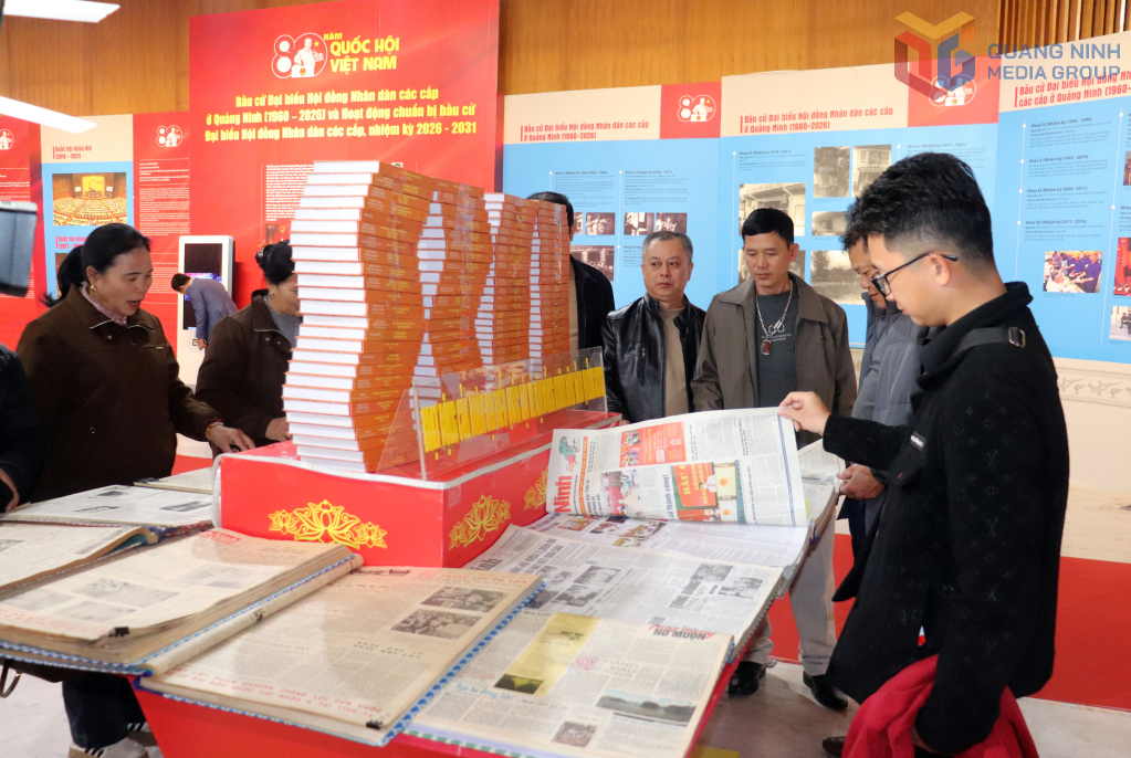 Nh&acirc;n d&acirc;n v&agrave; du kh&aacute;ch tham quan khu vực trưng b&agrave;y b&aacute;o ch&iacute; về 80 năm Quốc hội Việt Nam, về bầu cử đại biểu Quốc hội v&agrave; HĐND c&aacute;c cấp qua từng giai đoạn