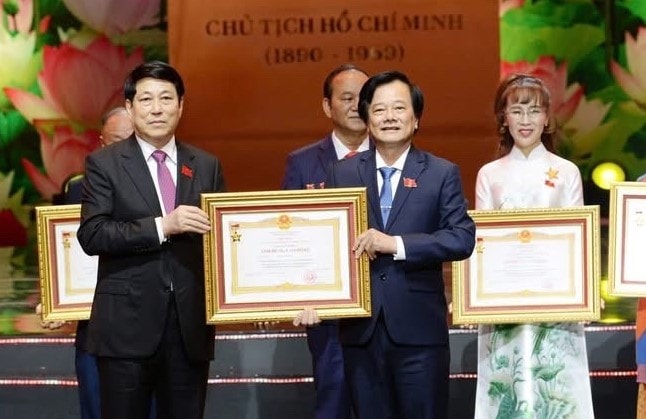 Giáo sư, Tiến sĩ, Thầy thuốc Nhân Tạ Văn Trầm được phong tặng danh hiệu Anh hùng Lao động