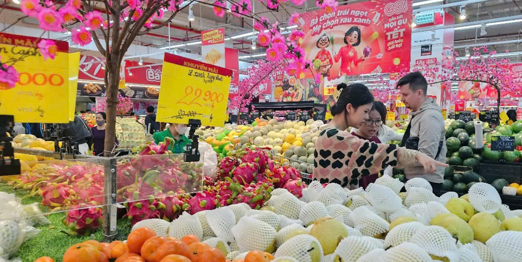 Người tiêu dùng mua sắm trong kỳ nghỉ Tết Dương lịch 2026 tại siêu thị Go! Thăng Long. Người tiêu dùng mua sắm trong kỳ nghỉ Tết Dương lịch 2026 tại siêu thị Go! Thăng Long.