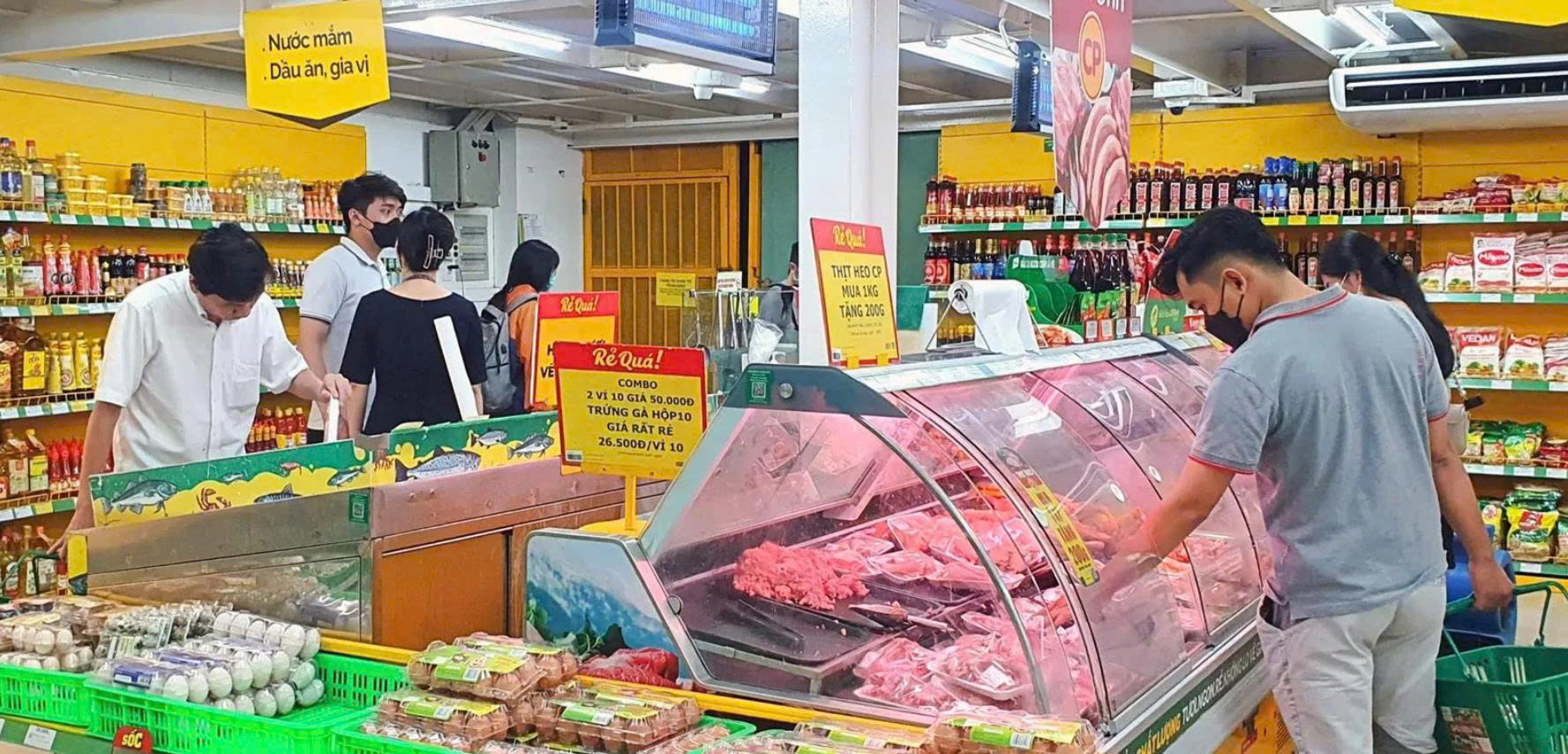 Người tiêu dùng mua sắm trong kỳ nghỉ Tết Dương lịch tại siêu thị Win Mart. Người tiêu dùng mua sắm trong kỳ nghỉ Tết Dương lịch tại siêu thị Win Mart.