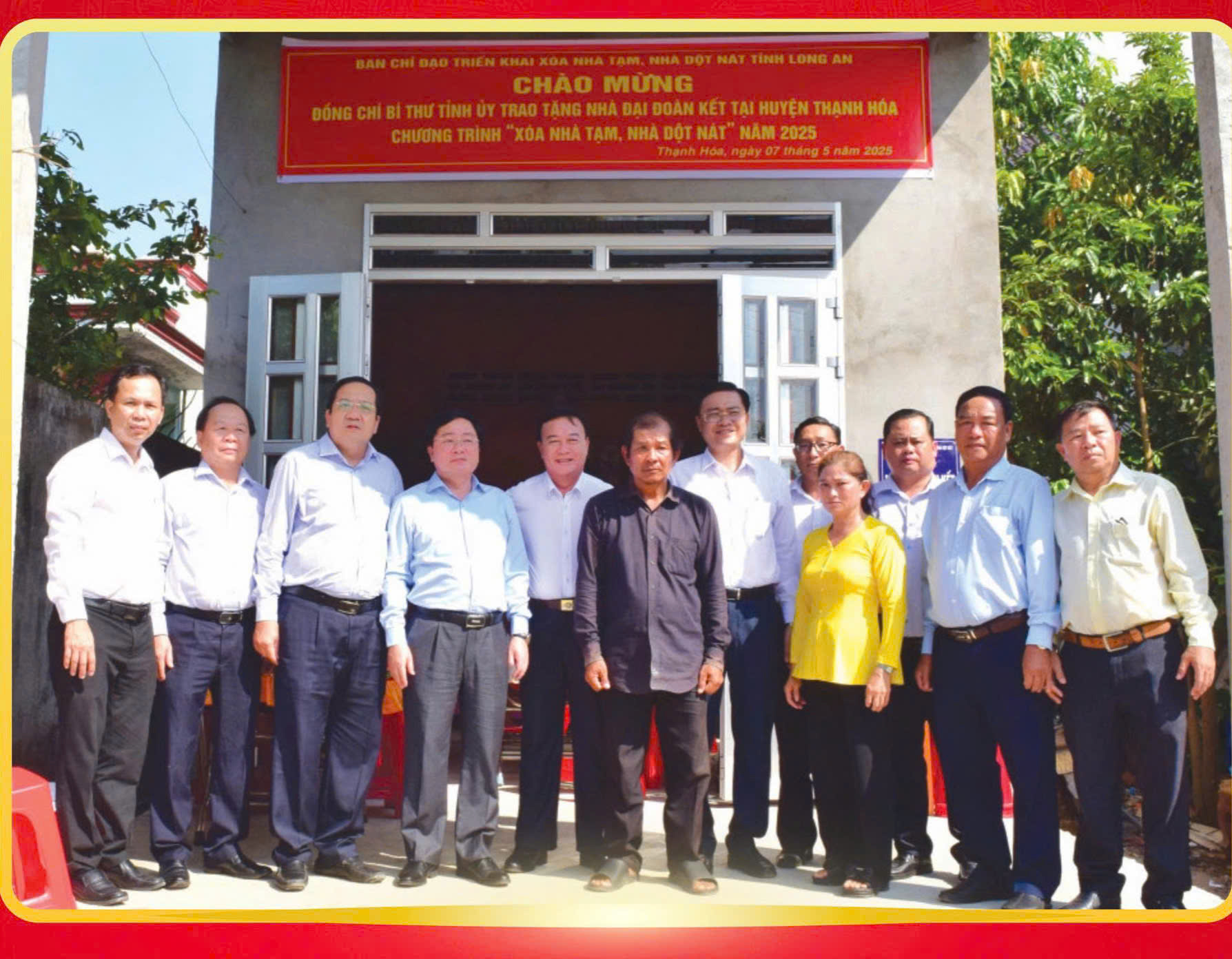 &Ocirc;ng Nguyễn Văn Quyết, B&iacute; thư Tỉnh ủy (thứ tư, tr&aacute;i qua) trao nh&agrave; Đại đo&agrave;n kết cho người d&acirc;n tr&ecirc;n địa b&agrave;n x&atilde; Thạnh H&oacute;a.