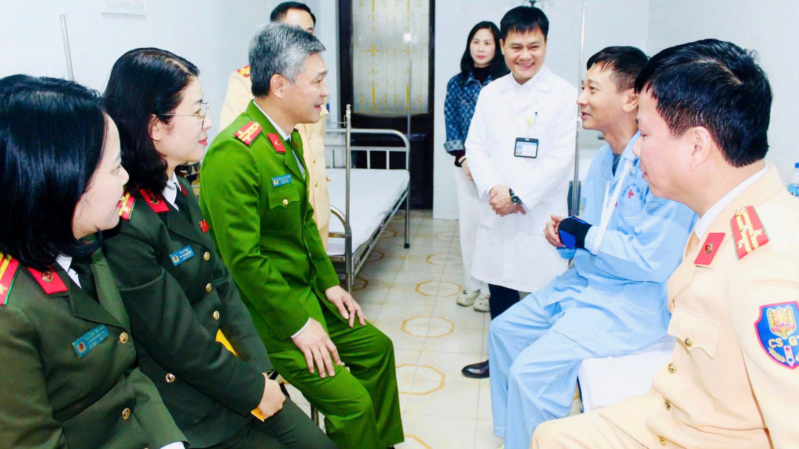 Lãnh đạo Công an tỉnh Thanh Hóa thăm, động viên cán bộ bị thương khi làm nhiệm vụ