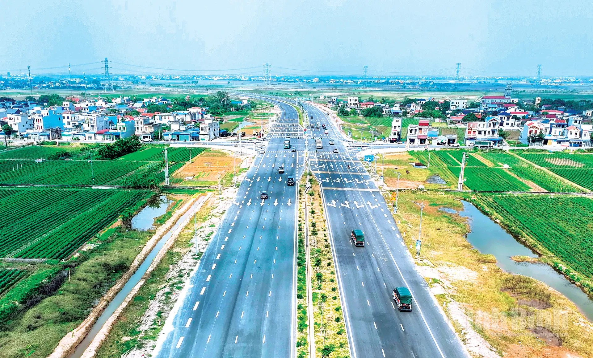 Tuyến đường bộ mới Nam Định - Lạc Quần - Đường bộ ven biển mới được kh&aacute;nh th&agrave;nh đưa v&agrave;o sử dụng, mở trục kết nối, khơi dậy động lực ph&aacute;t triển (Ảnh: Viết Dư)