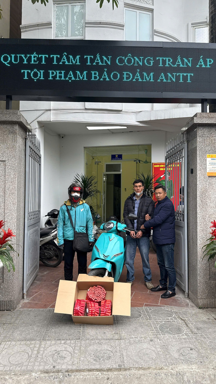 Đối tượng v&agrave; tang vật được đưa về trụ sở CAP Ba Đ&igrave;nh để l&agrave;m r&otilde;