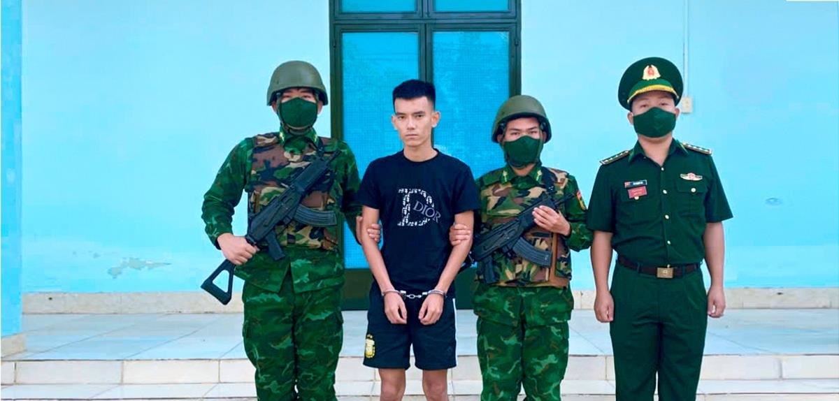 Đối tượng L&ecirc; Ph&uacute; Nghĩa bị Đồn Bi&ecirc;n ph&ograve;ng cửa khẩu quốc tế Mộc B&agrave;i bắt giữ khi nhập cảnh v&agrave;o Việt Nam. Ảnh: Hải Bằng