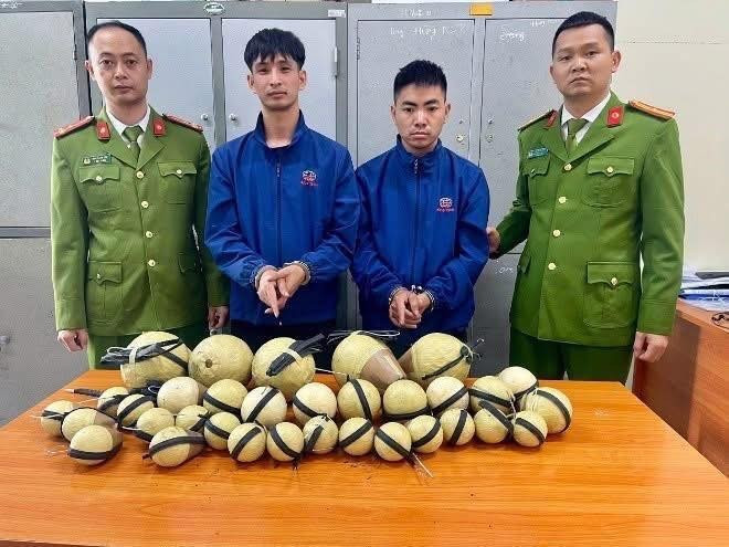 Hai đối tượng v&agrave; tang vật