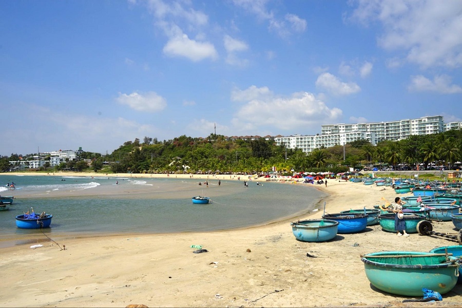 B&atilde;i tắm khu vực Đ&aacute; &Ocirc;ng Địa. Ảnh PV