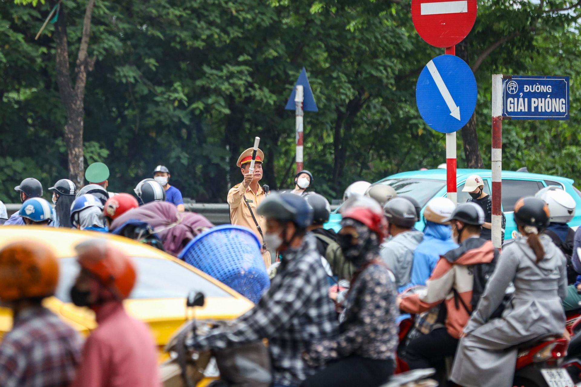 C&aacute;n bộ Cảnh s&aacute;t giao th&ocirc;ng, C&ocirc;ng an TP. H&agrave; Nội điều tiết giao th&ocirc;ng tại ng&atilde; tư Ngọc Hồi - Giải Ph&oacute;ng. Ảnh: HH