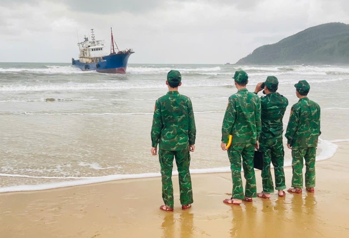 Bộ đội Biên phòng tỉnh Quảng Ngãi phát hiện tàu nước ngoài trôi dạt trên biển
