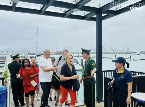 Du kh&aacute;ch l&agrave;m thủ tục cập bến