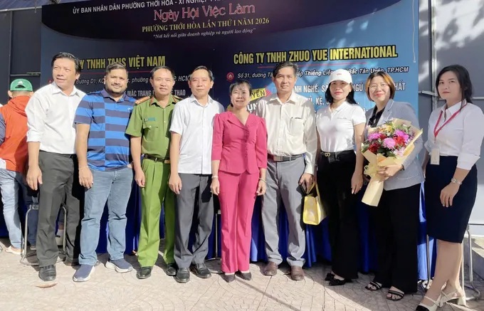 L&atilde;nh đạo UBND phường Thới H&ograve;a thăm c&aacute;c gian h&agrave;ng tuyển dụng lao động.