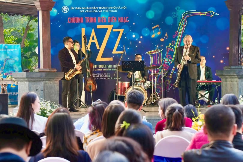 Chương tr&igrave;nh &ldquo;&Acirc;m nhạc cuối tuần&rdquo; với c&aacute;c giai điệu jazz tại Nh&agrave; B&aacute;t Gi&aacute;c, vườn hoa L&yacute; Th&aacute;i Tổ.