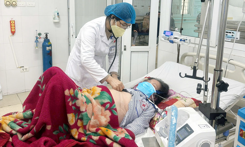 Bệnh nh&acirc;n nặng đang được điều trị tại Khoa Cấp cứu (Bệnh viện Phổi Bắc Ninh số 1).