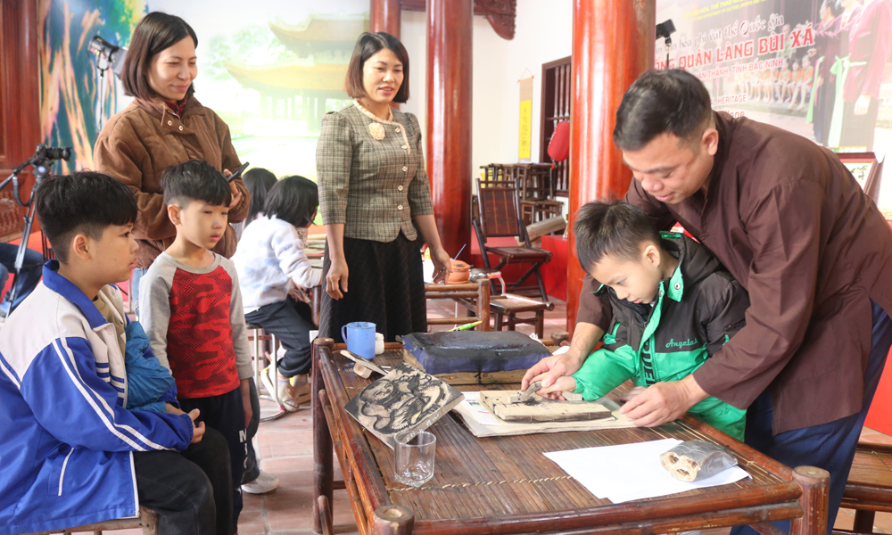 C&aacute;c gia đ&igrave;nh thăm quan, trải nghiệp tại Trung t&acirc;m Bảo tồn tranh D&acirc;n gian Đ&ocirc;ng Hồ ở phường Thuận Th&agrave;nh.
