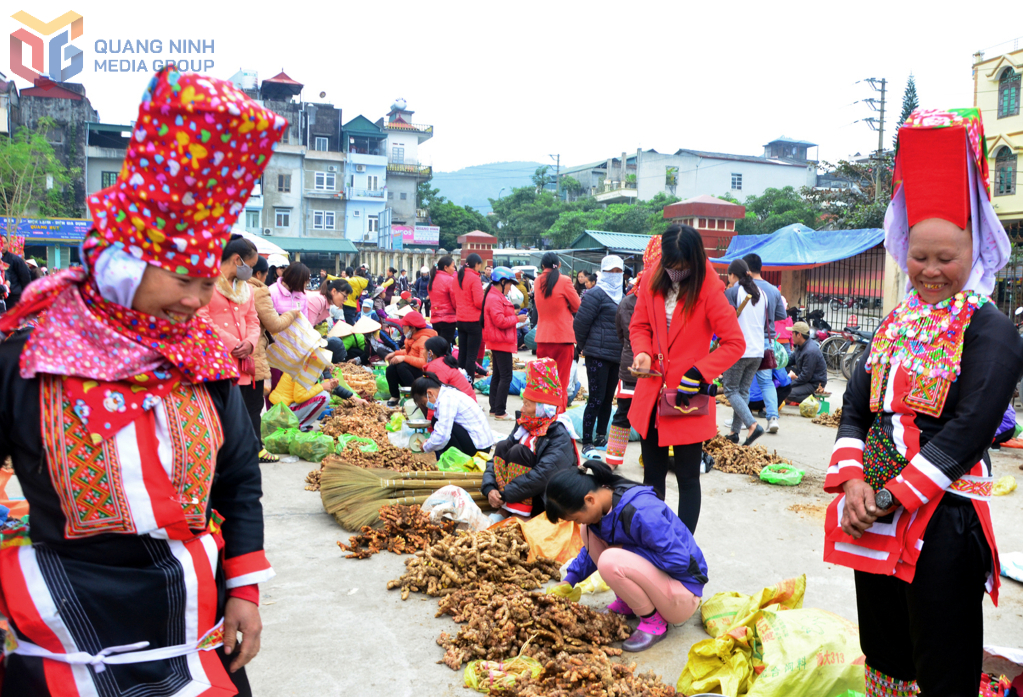 Nhộn nhịp chợ phiên Bình Liêu dịp cuối tuần Nhộn nhịp chợ phiên Bình Liêu dịp cuối tuần