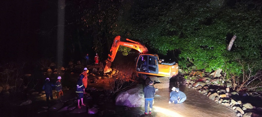 Thi công xuyên đêm để “phủ điện” tại bản Dốc Mây, Quảng Trị Thi công xuyên đêm để “phủ điện” tại bản Dốc Mây, Quảng Trị