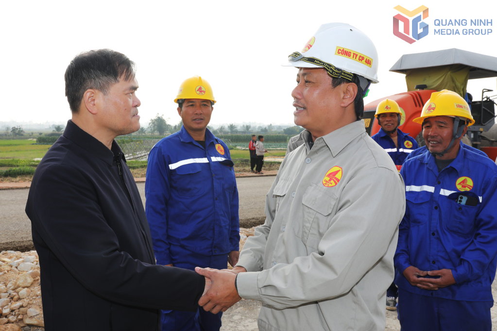 Chủ tịch UBND tỉnh Quảng Ninh tr&ograve; chuyện, động vi&ecirc;n c&aacute;n bộ, c&ocirc;ng nh&acirc;n thi c&ocirc;ng tr&ecirc;n c&ocirc;ng trường