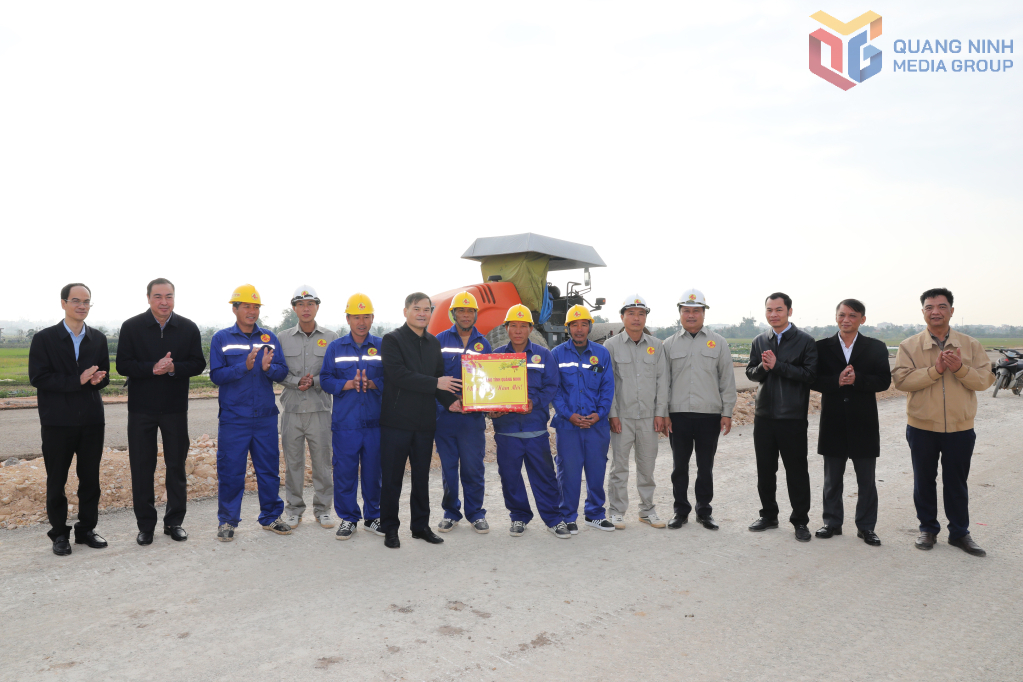 Chủ tịch UBND tỉnh Quảng Ninh tặng qu&agrave; c&aacute;n bộ, c&ocirc;ng nh&acirc;n thi c&ocirc;ng tr&ecirc;n c&ocirc;ng trường