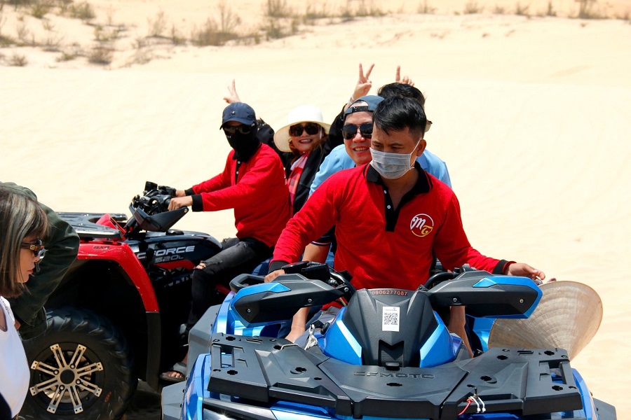 Du kh&aacute;ch trải nghiệm ở đồi c&aacute;t B&agrave;u Trắng, x&atilde; Ho&agrave; Thắng. Ảnh PV