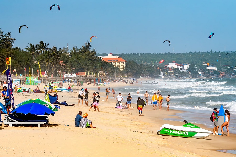 Du kh&aacute;ch vui chơi v&agrave; tham gia c&aacute;c m&ocirc;n thể thao biển ở Mũi N&eacute;. Ảnh PV