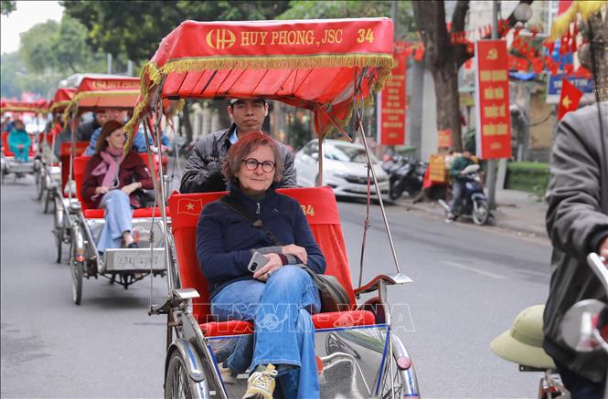 Du khách nước ngoài thích thú với khí hậu mát lạnh và trải nghiệm đi xích lô giữa không gian Thủ đô yên bình. Ảnh: Phan Phương/TTXVN Du khách nước ngoài thích thú với khí hậu mát lạnh và trải nghiệm đi xích lô giữa không gian Thủ đô yên bình. Ảnh: Phan Phương/TTXVN