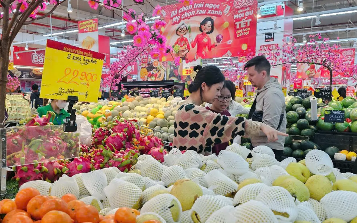 Người ti&ecirc;u d&ugrave;ng mua sắm tại si&ecirc;u thị Go! Thăng Long. Ảnh: HN