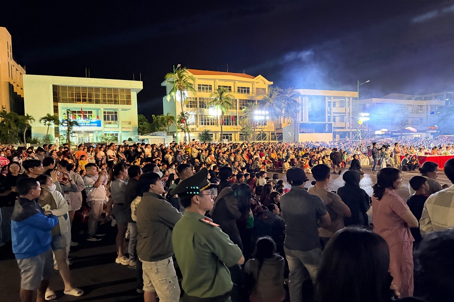 H&agrave;ng ng&agrave;n người d&acirc;n ch&agrave;o đ&oacute;n năm mới 2026 ở khu vực Phan Thiết. Ảnh PV