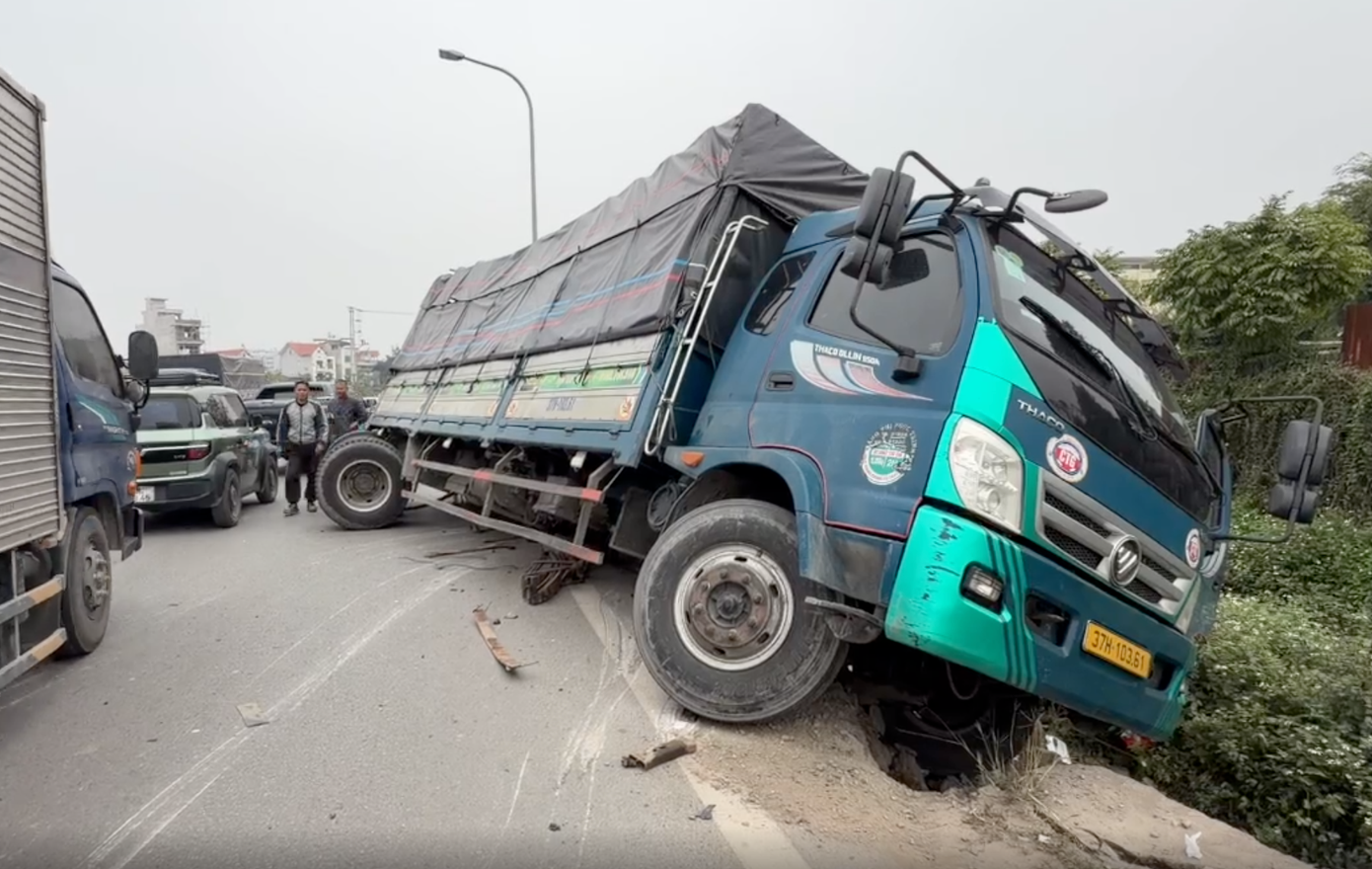 Hiện trường vụ tai nạn 4 &ocirc; t&ocirc; xảy ra tại H&agrave; Nội, ng&agrave;y 3/1.
