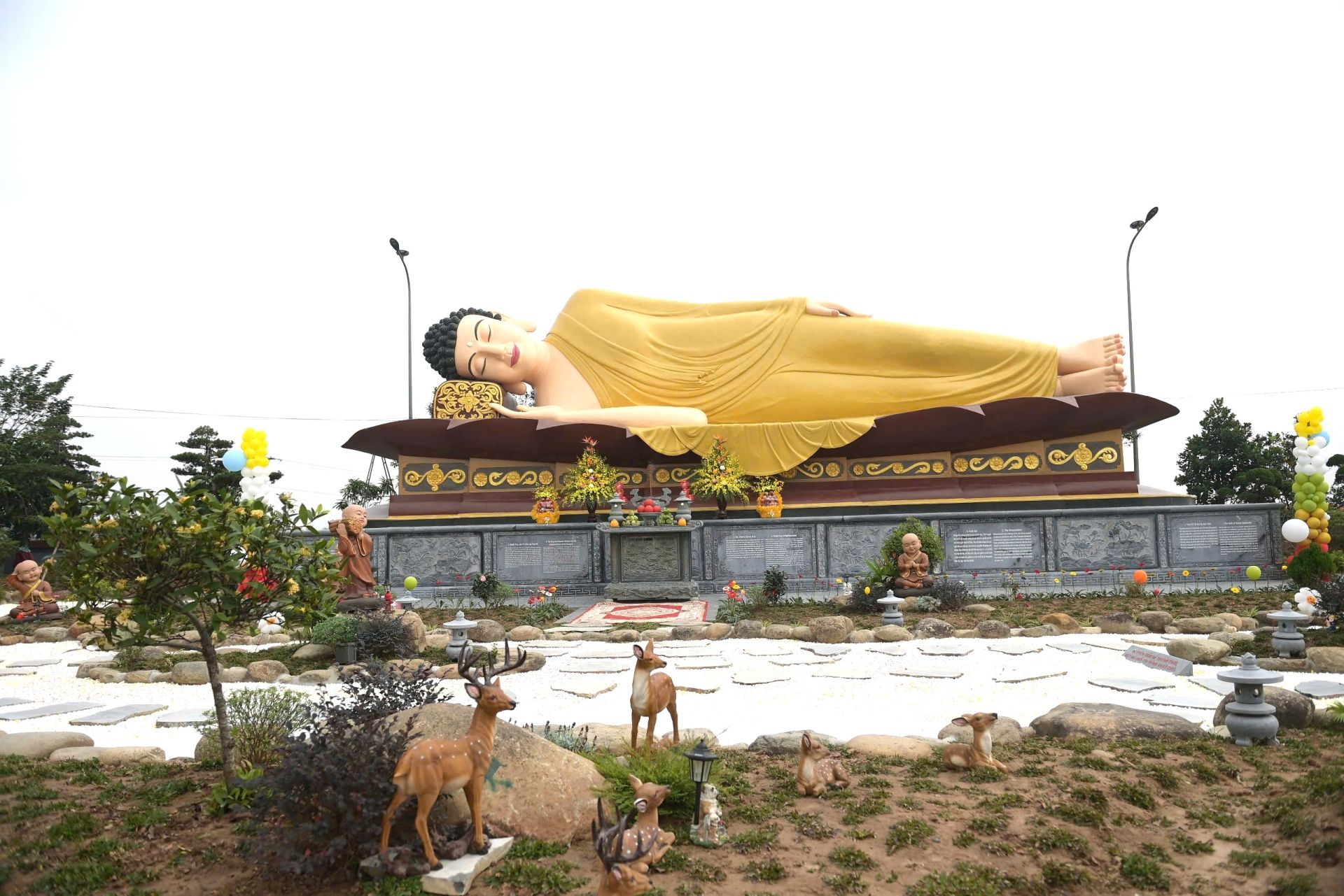 Ng&ocirc;i Bảo tượng Đức Phật Nhập Niết B&agrave;n chiều d&agrave;i 20m, chiều cao 8m l&agrave; c&ocirc;ng tr&igrave;nh mang &yacute; nghĩa đặc biệt s&acirc;u sắc cả về mặt t&acirc;m linh, lịch sử v&agrave; gi&aacute;o dục Phật ph&aacute;p