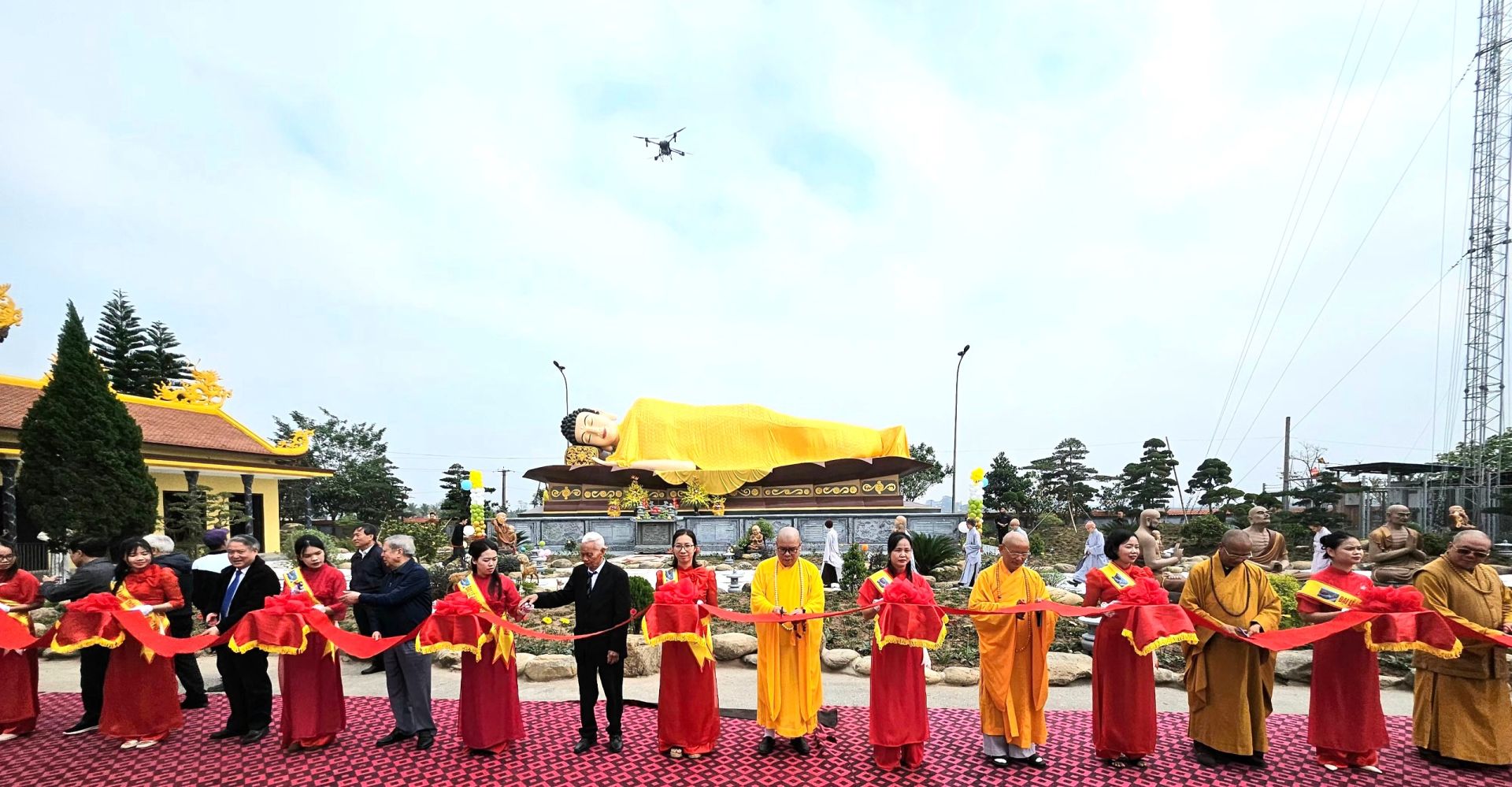 C&aacute;c đại biểu thực hiện nghi thức cắt băng kh&aacute;nh th&agrave;nh