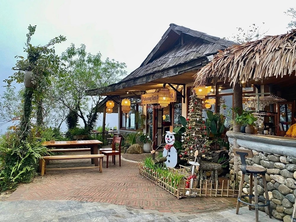 Không gian khu nghỉ dưỡng Pù Luông Eco Garden trang trí rực rỡ, tạo cảm giác gần gũi, với đa dạng góc check-in phục vụ du khách. Không gian khu nghỉ dưỡng Pù Luông Eco Garden trang trí rực rỡ, tạo cảm giác gần gũi, với đa dạng góc check-in phục vụ du khách.