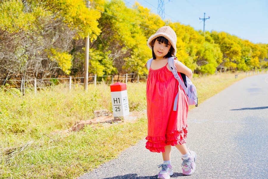 Nhiều phụ huynh đưa c&aacute;c em nhỏ đến check-in tại con đường hoa tr&agrave;m. Ảnh PV