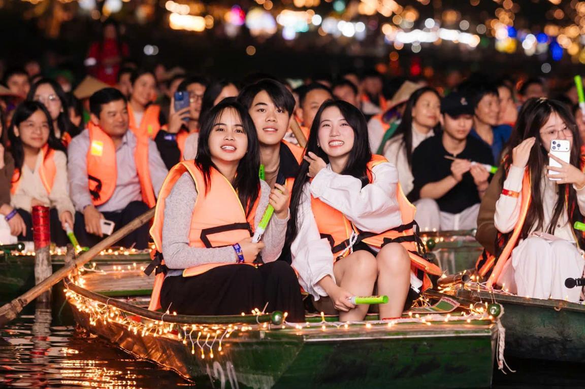 Chương trình Phố cổ Countdown 2026 và bắn pháo hoa tại khu Phố cổ Hoa Lư thu hút hàng nghìn du khách. Ảnh: Diệu Anh Chương trình Phố cổ Countdown 2026 và bắn pháo hoa tại khu Phố cổ Hoa Lư thu hút hàng nghìn du khách. Ảnh: Diệu Anh