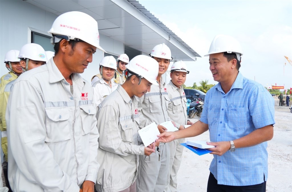 Ph&oacute; B&iacute; thư Thường trực Tỉnh ủy C&agrave; Mau Huỳnh Quốc Việt tặng qu&agrave; cho c&ocirc;ng nh&acirc;n tại Cảng H&agrave;ng kh&ocirc;ng C&agrave; Mau. (Ảnh: laodong.vn)