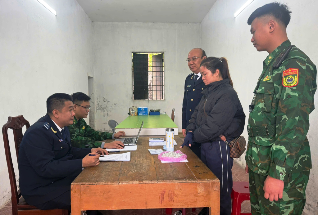 Đồn Bi&ecirc;n ph&ograve;ng Cửa khẩu quốc tế M&oacute;ng C&aacute;i, Hải quan Cửa khẩu quốc tế M&oacute;ng C&aacute;i bắt giữ vụ vận chuyển tr&aacute;i ph&eacute;p trang sức bạc